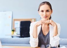 Une femme à son bureau - MACSF